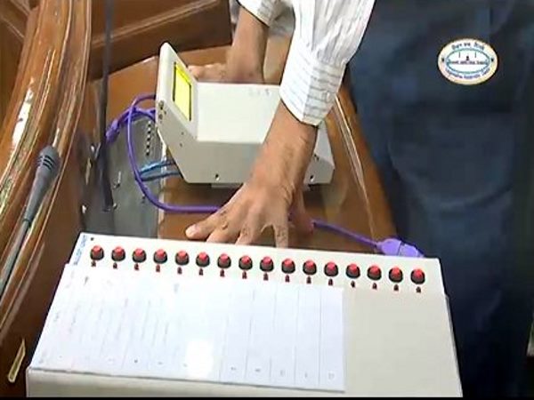 दिल्ली विधानसभा में EVM में छेड़छाड़ का डेमो