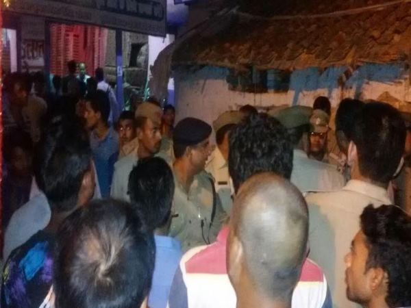 डीजे बंद करने को लेकर दो पक्षों में बवाल, प्रसाद बांट रहे लोगों को पीटा