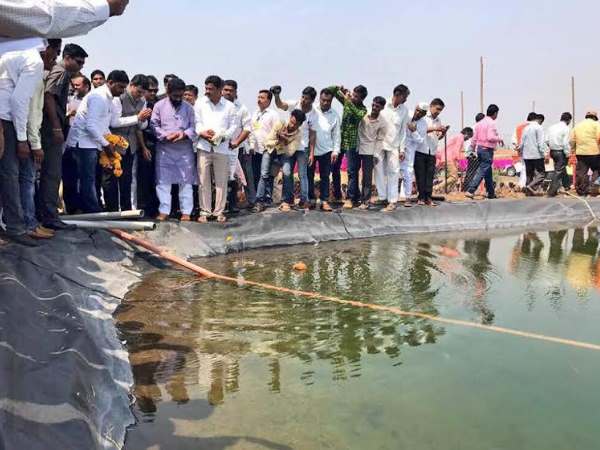 महाराष्ट्र के मुख्यमंत्री फडणवीस को काले झंडे दिखानेवालों के खिलाफ पुलिस ने किया लाठीचार्ज