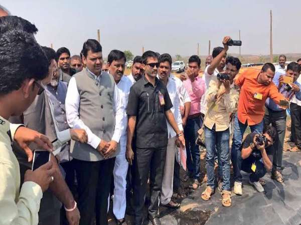 महाराष्ट्र के मुख्यमंत्री फडणवीस को काले झंडे दिखानेवालों के खिलाफ पुलिस ने किया लाठीचार्ज