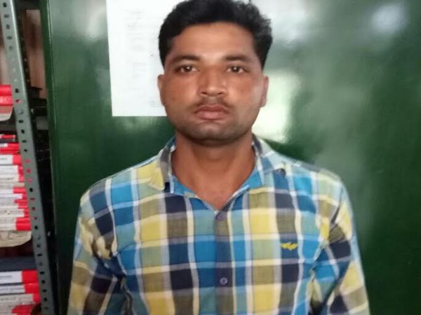 जेब से I Card निकालकर बोला मैं हूं दीवान, पुलिस ने कहा आओ खड़ी करें खाट