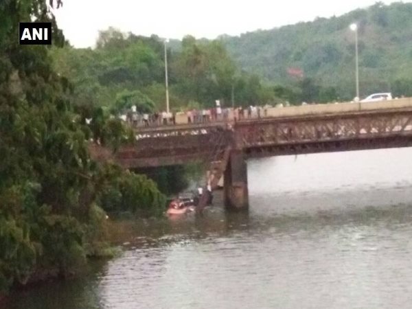 गोवा: करचोरम में टूटा पुल, 50 लोग नदी में गिरे