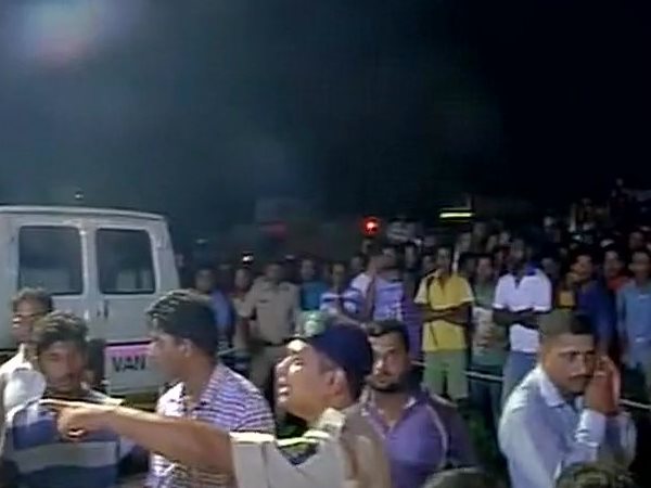 गोवा में बड़ा हादसा: पुल टूटने से 50 लोग नदी में गिरे, गृहमंत्री ने सीएम पर्रिकर से की फोन पर बात