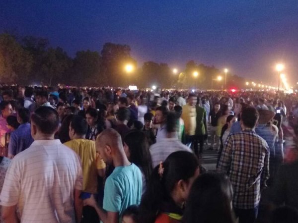 लेफ्टिनेंट उमर फैयाज को दिल्ली स्थित इंडिया गेट पर लोगों ने श्रद्धांजलि दी। 