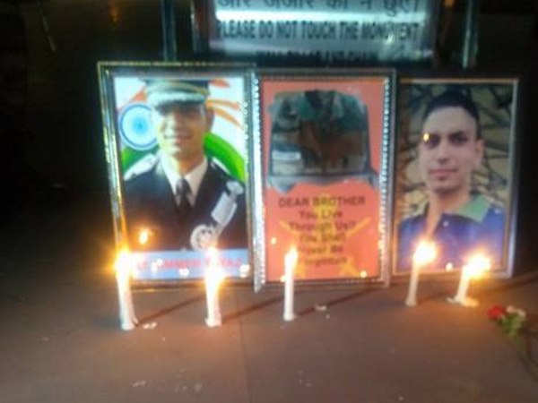 लेफ्टिनेंट उमर फैयाज को दिल्ली स्थित इंडिया गेट पर लोगों ने श्रद्धांजलि दी। 