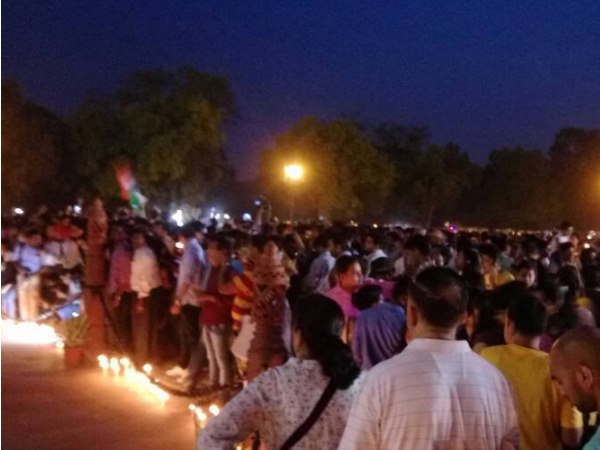 लेफ्टिनेंट उमर फैयाज को दिल्ली स्थित इंडिया गेट पर लोगों ने श्रद्धांजलि दी। 