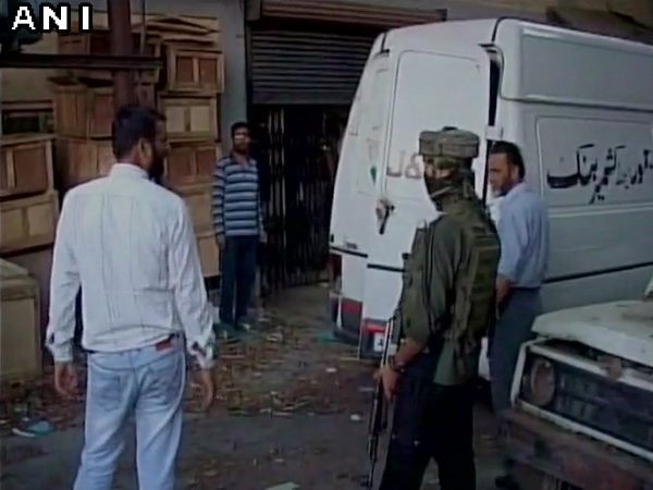 सोपोर: पुलिस पार्टी पर ग्रेनेड से हमला, 4 जवान घायल सोपोर: पुलिस पार्टी पर ग्रेनेड से हमला, 4 जवान घायल