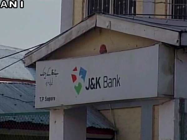 सोपोर: पुलिस पार्टी पर ग्रेनेड से हमला, 4 जवान घायल सोपोर: पुलिस पार्टी पर ग्रेनेड से हमला, 4 जवान घायल