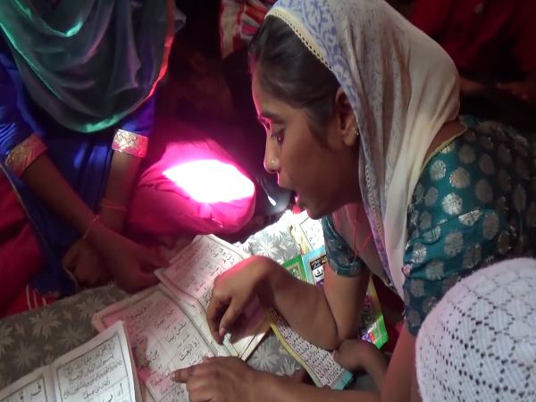 मोहब्बत के शहर में बहनें पढ़ा रही हैं प्रेम का पाठ