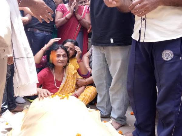 IAS बेटे का शव पहुंचा घर, सीने से लिपटकर बस रोती रही मां 