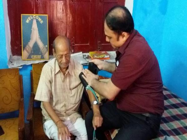 IAS बेटे का शव पहुंचा घर, सीने से लिपटकर बस रोती रही मां 