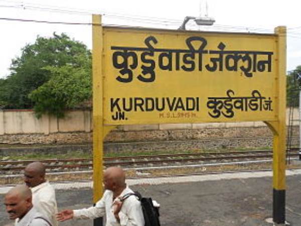 VIDEO: ट्रेन में लगा धक्का तो चल गए लाठी-डंडे, महिलाओं और बच्चों तक से मारपीट VIDEO: ट्रेन में लगा धक्का तो चल गए लाठी-डंडे, महिलाओं और बच्चों तक से मारपीट