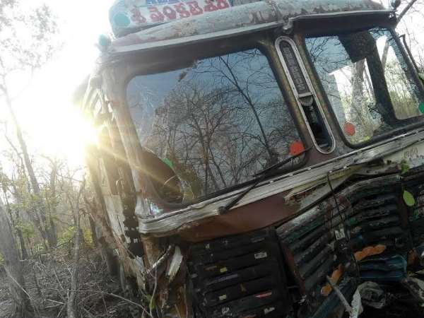 भीषण सड़क दुर्घटना की दिल दहलाने वाली तस्वीरें, 6 की मौत