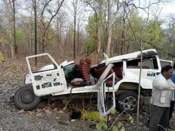 भीषण सड़क दुर्घटना की दिल दहलाने वाली तस्वीरें, 6 की मौत