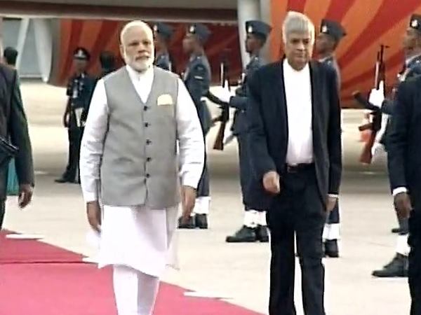 कोलंबो में PM मोदी, श्रीलंकाई पीएम के साथ मंदिर में की पूजा