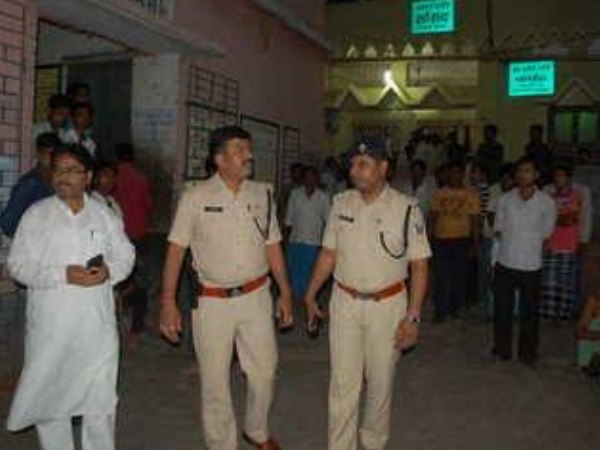 रंगदारी न देने पर सांसद के घर बम से हमला, 4 लोगों की हालत गंभीर