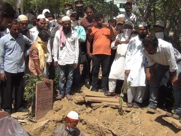 मेरठ के इकरार ने हिंदू से किया था निकाह, कब्र खोदकर निकाला शव