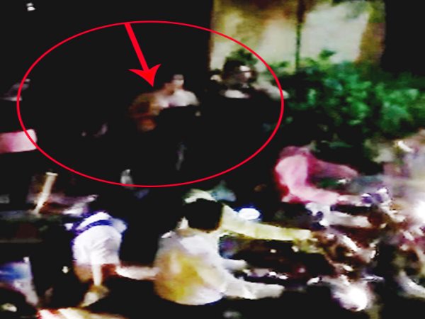 VIDEO: बेशर्मी की हद पार! बीच सड़क ही उतार दिए सारे कपड़े VIDEO: बेशर्मी की हद पार! बीच सड़क ही उतार दिए सारे कपड़े