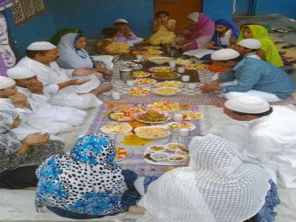 मुरादाबाद। गंगा-जमुनी तहजीब को एकता के धागे में पिरोने की खातिर एक मुसलमान ने गजब की मिसाल पेश की है। मुरादाबाद के मोहल्ला जाहिद नगर में मेहंदी हसन ने मोहम्मद जान तुर्की की सलाह से एक नई गंगा-जमुनी मिसाल पेश की। मेहंदी हसन अंसारी ने अपने सभी 15 परिजनों समेत रमजान के पहले रोजे का इफ्तार गाय के दूध के साथ किया। मेहंदी हसन से इस मौके पर कहा कि हम हिंदू-मुस्लिम की बेवजह की लड़ाई में फंसकर अपने मुल्क को बर्बाद कर रहे है। उस सोच से निकलकर हम सभी हिंदू-मुस्लिम को गंगा जमुनी तहजीब से रहना चाहिए। इस तहजीब में आपसी सद्भाव और भाईचारे की बात होनी चाहिए। यहां तक की मेहंदी हसन ने उस दौर को भी याद कराया जब बादशाह बहादुर शाह जफर और हुमायूं ने गाय की कुर्बानी पर रोक लगाई थी। उसना कहना है कि इस समय योगी सरकार पर गाय विरोधी इल्जाम लगत हैं। साथ ही उन्होंने कहा कि हम हमेशा गाय कत्ल के विरोधी रहे हैं और रहेंगे। मैंने इस इफ्तार को लेकर मोहम्द जान तुर्की साहब की सलाह से किया। तुर्की ने कहा कि इस तरह की मिसाल पेश करने से हिंदू-मुस्लिम एकता को बल मिलेगा। अपना मकसद जाहिर करते हुए मेहंदी हसन ने कहा कि मुल्क में इस समय भाईचारे के संदेश की बहुत जरूरत है। दूसरे धर्म का सम्मान करना एक सच्चे इंसान और सच्चे मुसलमान का फर्ज बनता है। इस समय मुल्क में रमजान का महिना चल रहा है, हम सभी हिंदू और मुस्लिम भाईचारे के साथ रहें। आपको बता दें देश में इस तरह के माहौल को पैदा करने से आपसी सद्भाव और भाईचारे को बढ़ावा मिलेगा। जिससे आपसी नफरत ही नहीं दिलों की दूरियां कम होगी। कुरान शरीफ में गाय को शिफा माना गया है और गाय के कत्ल को गुनाह माना है। जब सब इसी भाईचारे से रहना चाहते हैं तो दूरियां किस बात की? इस परिवार ने गाय के दूध से रोजा इफ्तार करके वास्तव में एक मिसाल पेश की है। 