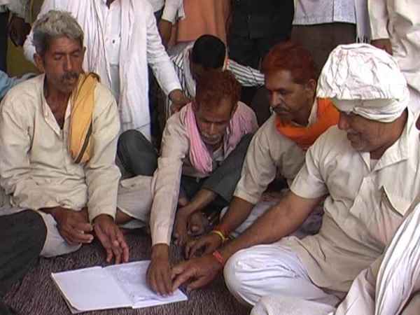 मंदिर के पुजारी ने की शादी, बीवी संग देख पंचायत ने सुनाई सजा