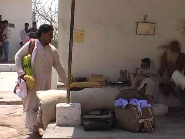 मंदिर के पुजारी ने की शादी, बीवी संग देख पंचायत ने सुनाई सजा