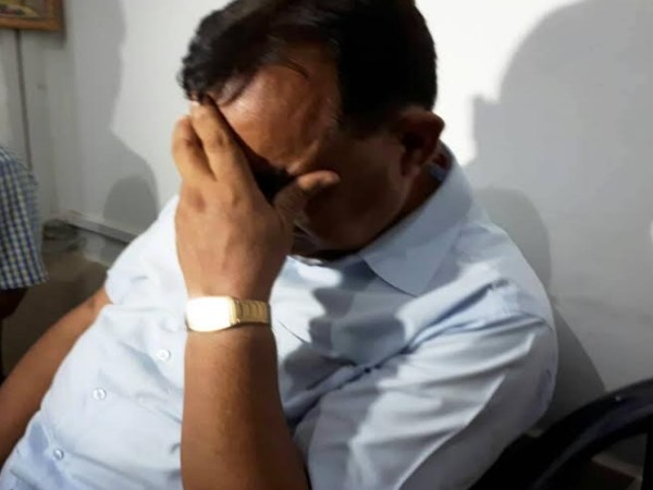 यूपी में रिश्वत लेते लेखपाल का वीडियो हुआ वायरल, नहीं थम रहा रिश्वतखोरी का मामला यूपी में रिश्वत लेते लेखपाल का वीडियो हुआ वायरल, नहीं थम रहा रिश्वतखोरी का मामला