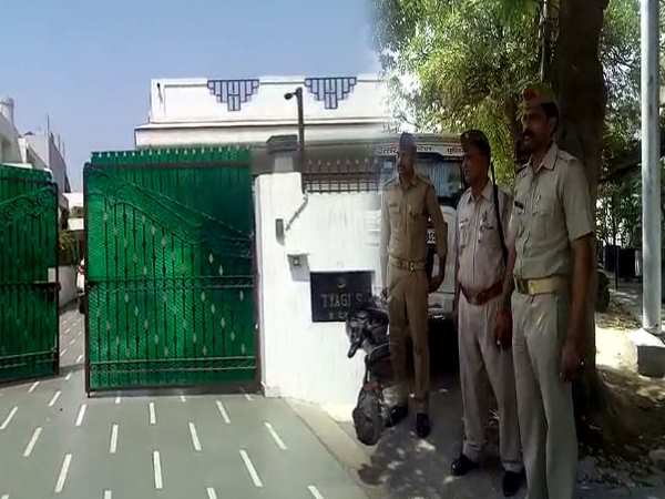 IPS अधिकारी संजीव त्यागी के पिता की हत्या बनी मिस्ट्री, घटना के बाद से भाई फरार IPS अधिकारी संजीव त्यागी के पिता की हत्या बनी मिस्ट्री, घटना के बाद से भाई फरार