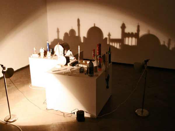 परछाई भी कुछ बोलती है