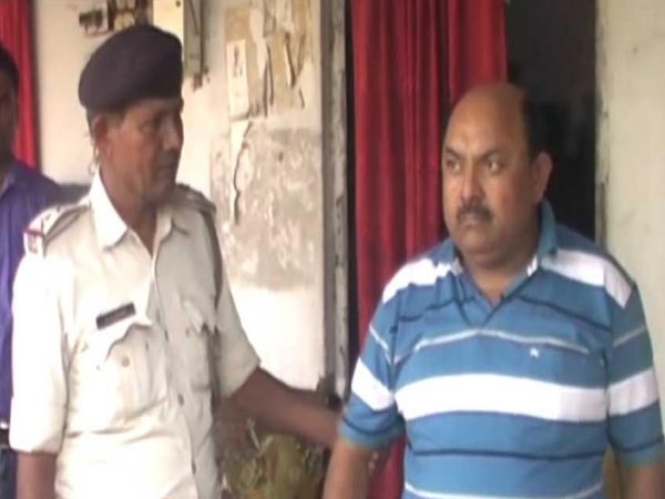 बिहार का 'डर्टी टीचर' बॉन्ड भरवाकर बन गया लड़कियों का सौदागर