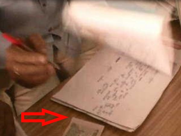 कॉपी जांचने बैठे मास्टर साहब तो बरसने लगे रुपए, छात्र बताने लगे क्यों पास होना है जरूरी?