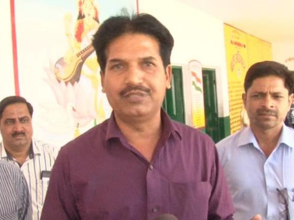 शाहजहांपुर: सेल्फी से लगनी है अटेंडेंस तो टीचरों का बिगड़ा मुंह, कहा तुगलगी है फरमान