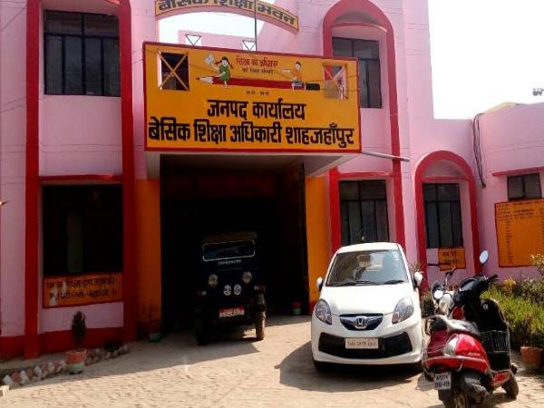 शाहजहांपुर: सेल्फी से लगनी है अटेंडेंस तो टीचरों का बिगड़ा मुंह, कहा तुगलगी है फरमान