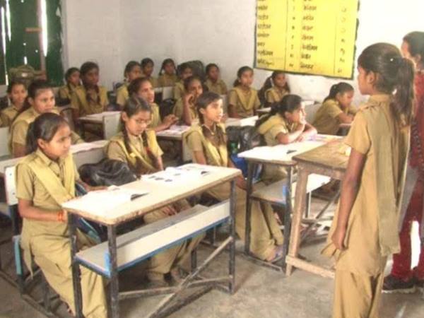 शाहजहांपुर: सेल्फी से लगनी है अटेंडेंस तो टीचरों का बिगड़ा मुंह, कहा तुगलगी है फरमान