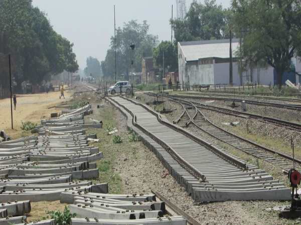 गोंडा-बहराइच रेल रूट बंद, जेठ मेले के लिए जायरीनों को पकड़नी होगी बस