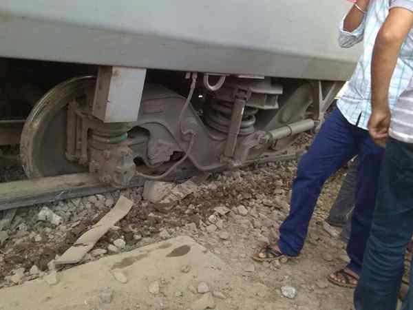 हादसा: उन्नाव में तेज आवाज के साथ पटरी से उतर गई एक्सप्रेस