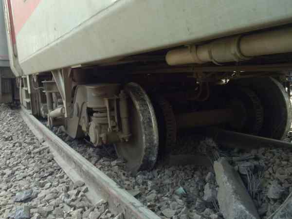 हादसा: उन्नाव में तेज आवाज के साथ पटरी से उतर गई एक्सप्रेस