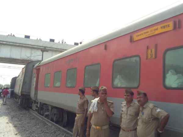 हादसा: उन्नाव में तेज आवाज के साथ पटरी से उतर गई एक्सप्रेस