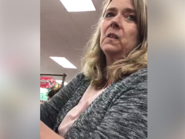 अमेरिका स्टोर एक महिला को मुसलमान होने की वजह से किया गया सबके सामने जलील अमेरिका स्टोर एक महिला को मुसलमान होने की वजह से किया गया सबके सामने जलील