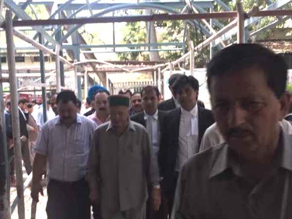आय से अधिक संपत्ति केस में वीरभद्र सहित 9 आरोपियों को जमानत