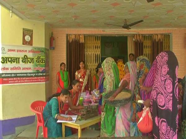 मोदी की प्रेरणा से महिलाओं का नेक काम, किसानों की किल्लत दूर करेगा कैशलेस बैंक