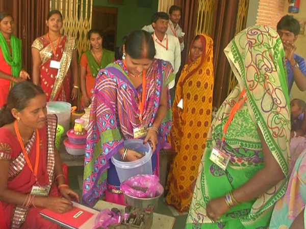 मोदी की प्रेरणा से महिलाओं का नेक काम, किसानों की किल्लत दूर करेगा कैशलेस बैंक