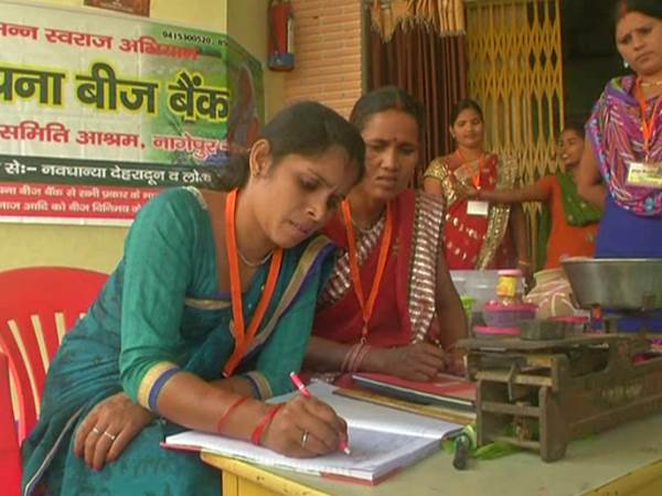 मोदी की प्रेरणा से महिलाओं का नेक काम, किसानों की किल्लत दूर करेगा कैशलेस बैंक