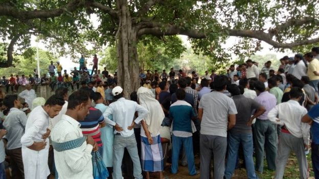 'पुलिस ने मुस्लिम युवक को घर से निकालकर गोली मारी'