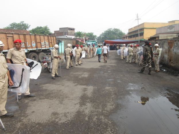 'पुलिस ने मुस्लिम युवक को घर से निकालकर गोली मारी'