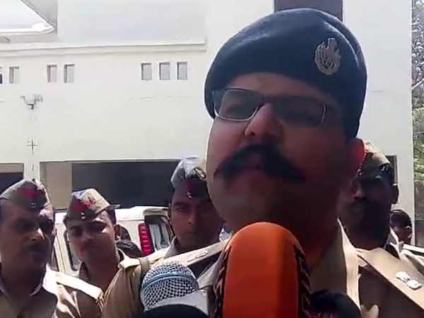 इटावा एसएसपी ने गोली चलने से किया इनकार