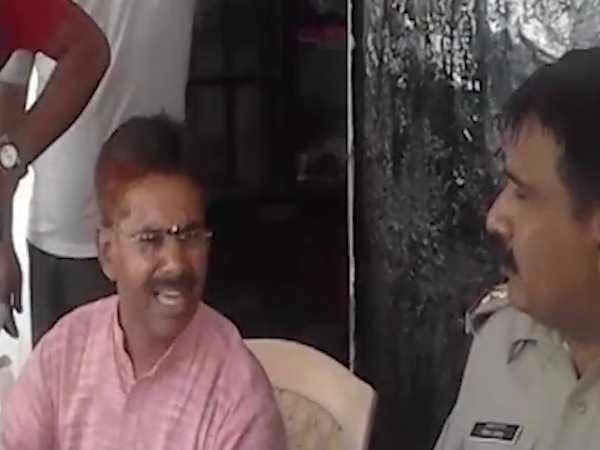 विवाद के बाद महिला के घर में घुसे भाजपा नेता विवाद के बाद महिला के घर में घुसे भाजपा नेता