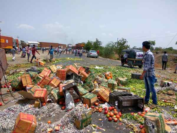 पुलिस ने किसानों पर किया लाठीचार्ज