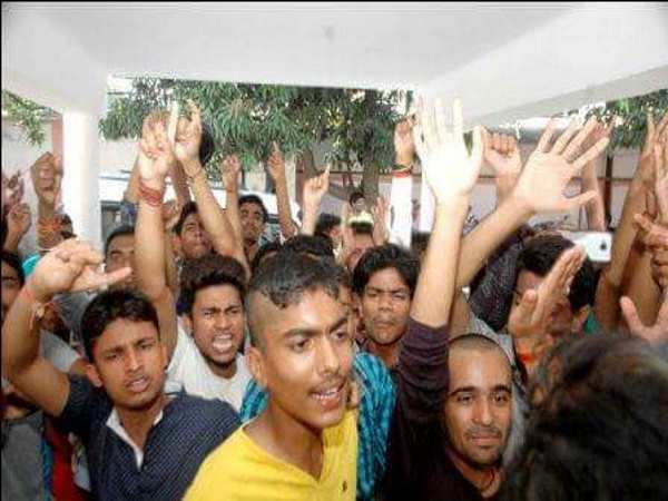 आइए जानते हैं पीड़ित छात्रों की परेशानी