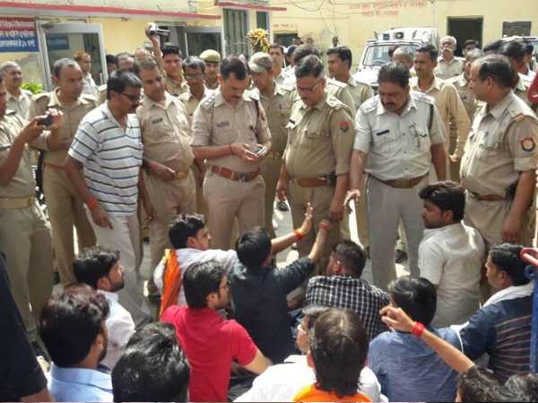 थाने में छेड़छाड़ के आरोपी को छुड़ाने पहुंचे भाजपा नेता