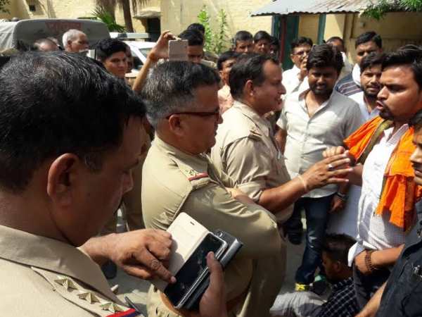 थाने के गेट पर धरने पर बैठे भाजपाई